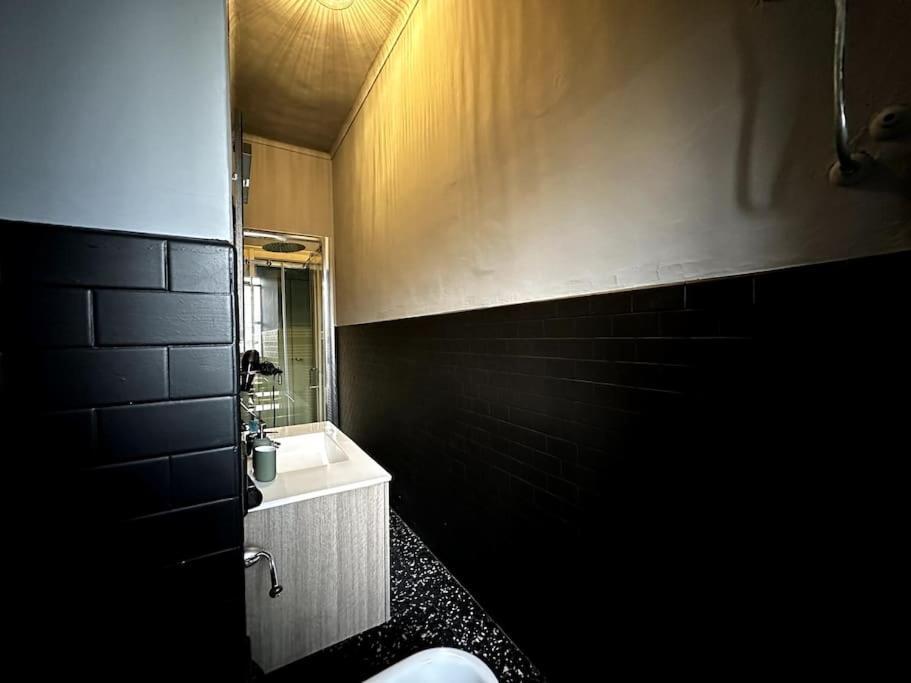 Spacious And Stylish In The City Center Apartment