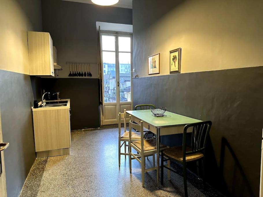 Spacious And Stylish In The City Center Apartment *