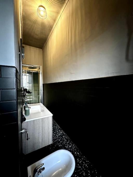 Spacious And Stylish In The City Center *