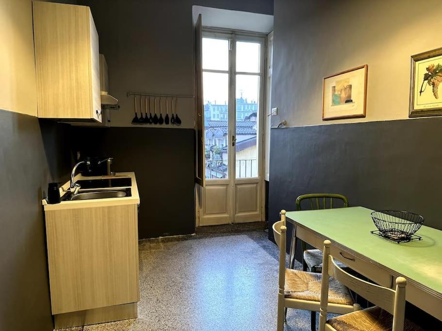Spacious And Stylish In The City Center Apartment